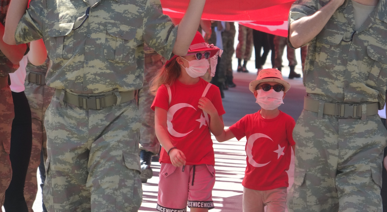 Zafer Bayramında  60 metrelik bayrakla yürüdüler